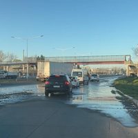 Peligro latente y demoras en el Acceso Sur por una importante pérdida de agua