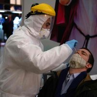 Coronavirus: bajaron los decesos con relación al lunes, pero subieron los contagios