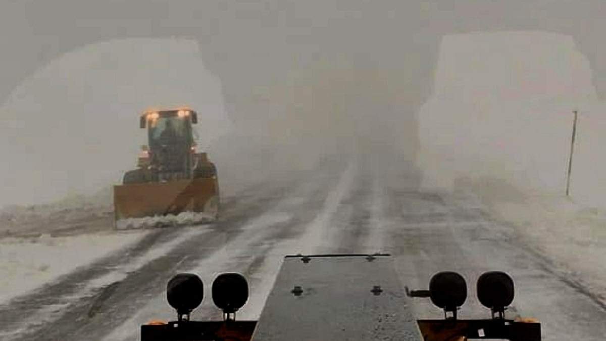 Personal de Vialidad trabaja con maquinarias para abrir pasos en los caminos, lo que deja grandes paredes de nieve en las banquinas. Foto: (Vialidad Neuquén)