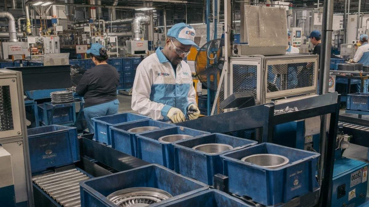 Makendy, un refugiado haitiano en México, trabaja en su turno en Exedy Dynax, una empresa japonesa que fabrica autopartes en Aguascalientes, después de haber participado en el Programa de Integración Local
