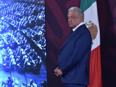 AMLO llamó a integrantes del INE a no dejarse presionar al repartir diputaciones plurinominales