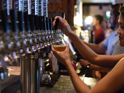 Avanza la normativa para que se pueda bailar en bares y pubs de la ciudad de Neuquén