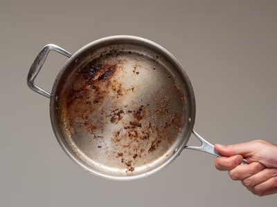 El secreto para dejar las ollas heredadas de las abuelas como nuevas usando solo 3 ingredientes