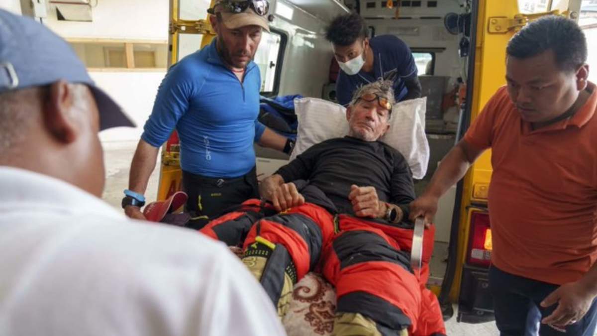 Escalador de 84 años rescatado en Nepal