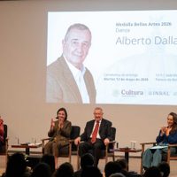 Alberto Dallal, reconocido especialista de danza, recibió la Medalla Bellas Artes
