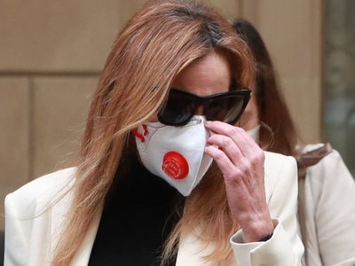Ana Obregón se quitó el barbijo y dejó un gesto a los fotógrafos que querían retratarla