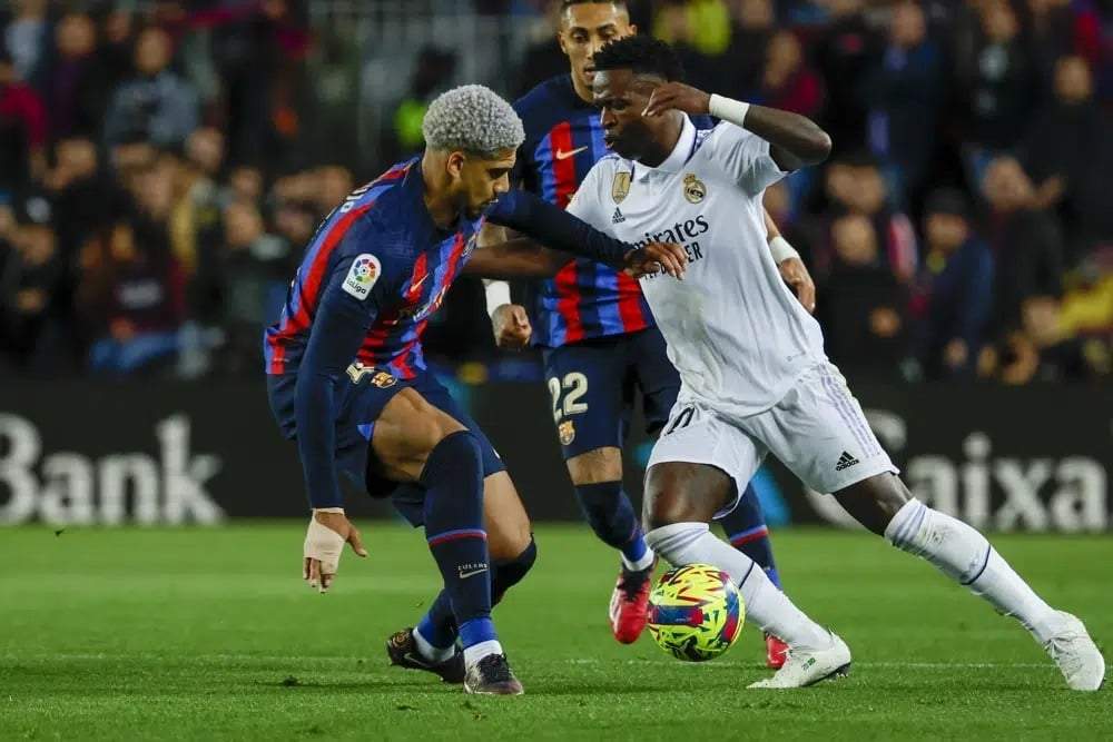 El futbolista Vinicius Junior, del Real Madrid (derecha), y Ronald Araujo, del Barcelona, durante el Clásico en el estadio Camp Nou de Barcelona el 19 de marzo de 2023