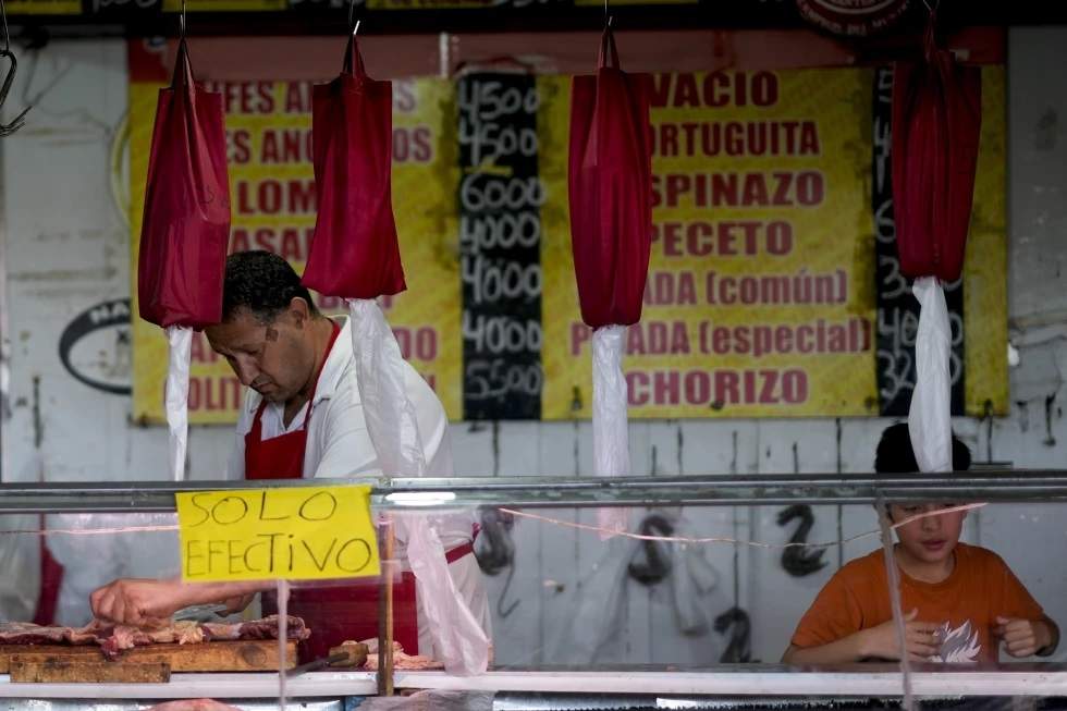 Un carnicero corta carne en un mercado en las afueras de Buenos Aires, Argentina, el 10 de enero de 2024
