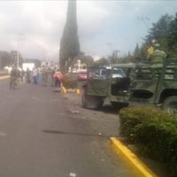 Niña muere en accidente entre militares y transporte público; pobladores queman vehículo
