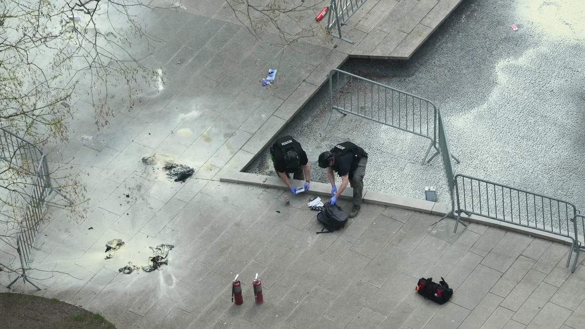 Agentes de la policía de Nueva York inspeccionan una mochila dejada en el lugar donde un hombre se prendió fuego en un parque frente al tribunal penal de Manhattan
