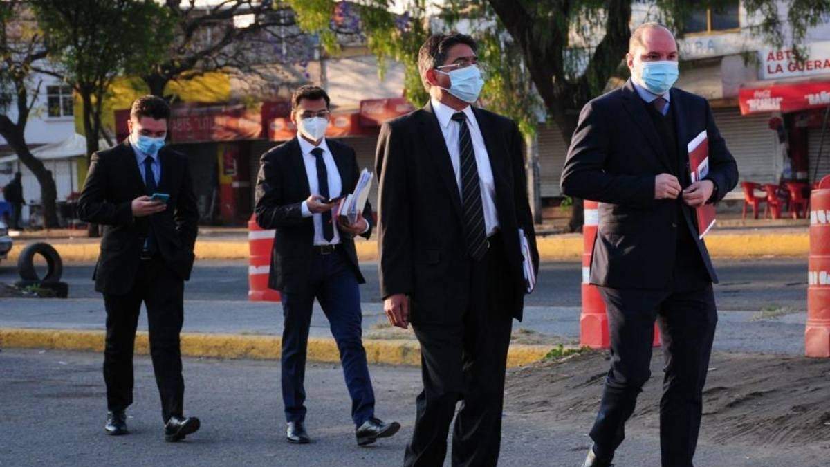 El equipo de abogados de Ricardo Anaya a su llegada al Reclusorio Norte este lunes 14 de febrero