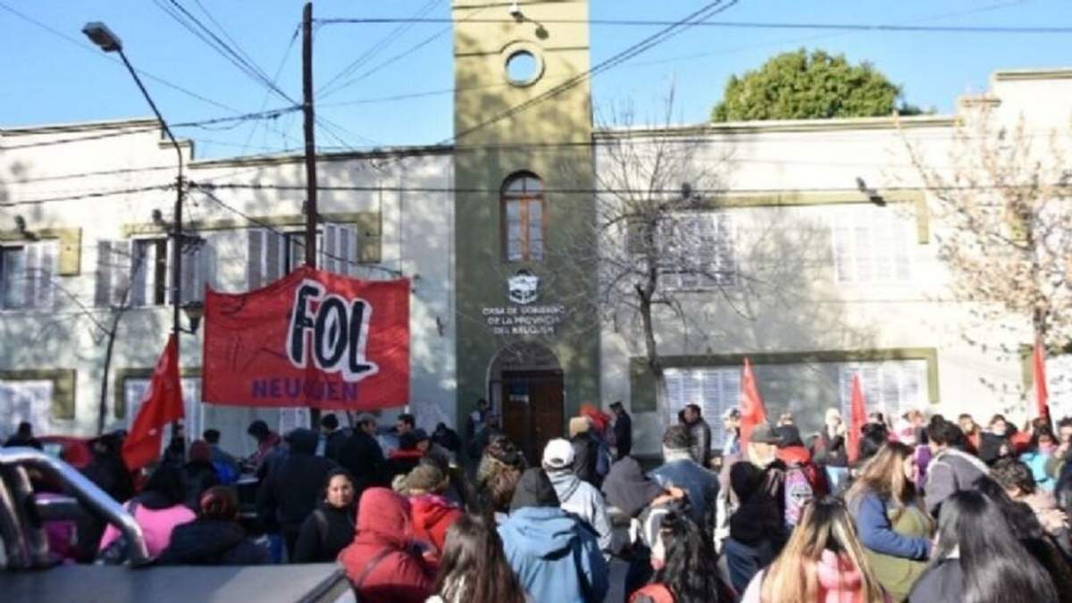 Manifestantes en Casa de Gobierno. Fuente: (Javier Manzano).