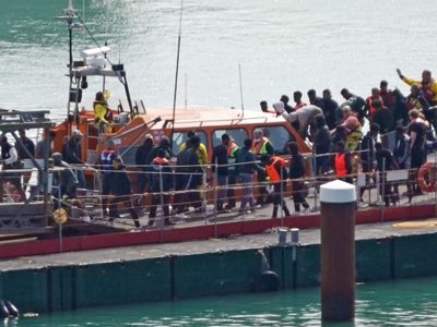 Al menos 13 migrantes mueren tras naufragio de barco con decenas de migrantes en Canal de la Mancha