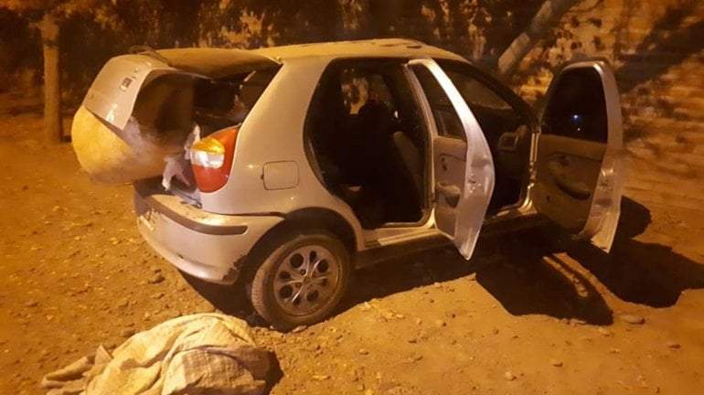 Robaron un auto y chocaron contra una pared tras una persecución. Fuente: (Facebook)