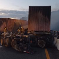 Dos personas calcinadas deja el choque entre cuatro tráileres en la autopista Colima-Guadalajara