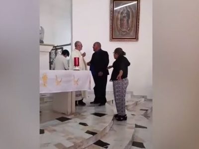 Viral: Sacerdote se enoja porque estaban grabando la boda y deja a los novios plantados en el altar