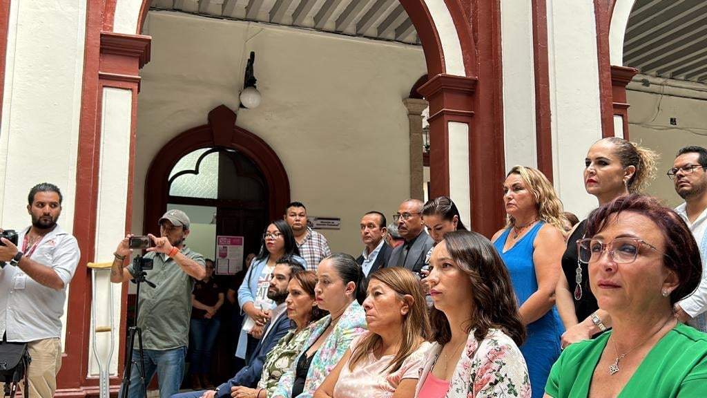 La periodista Karla Silva Guerrero escucha la disculpa pública