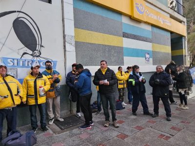 Trabajadores de Correo Argentino panfletean en Neuquén capital