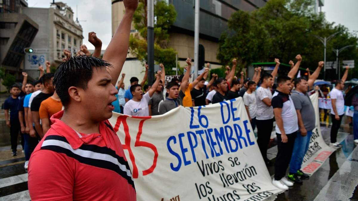 Clamor de justicia por los 43 normalistas desaparecidos