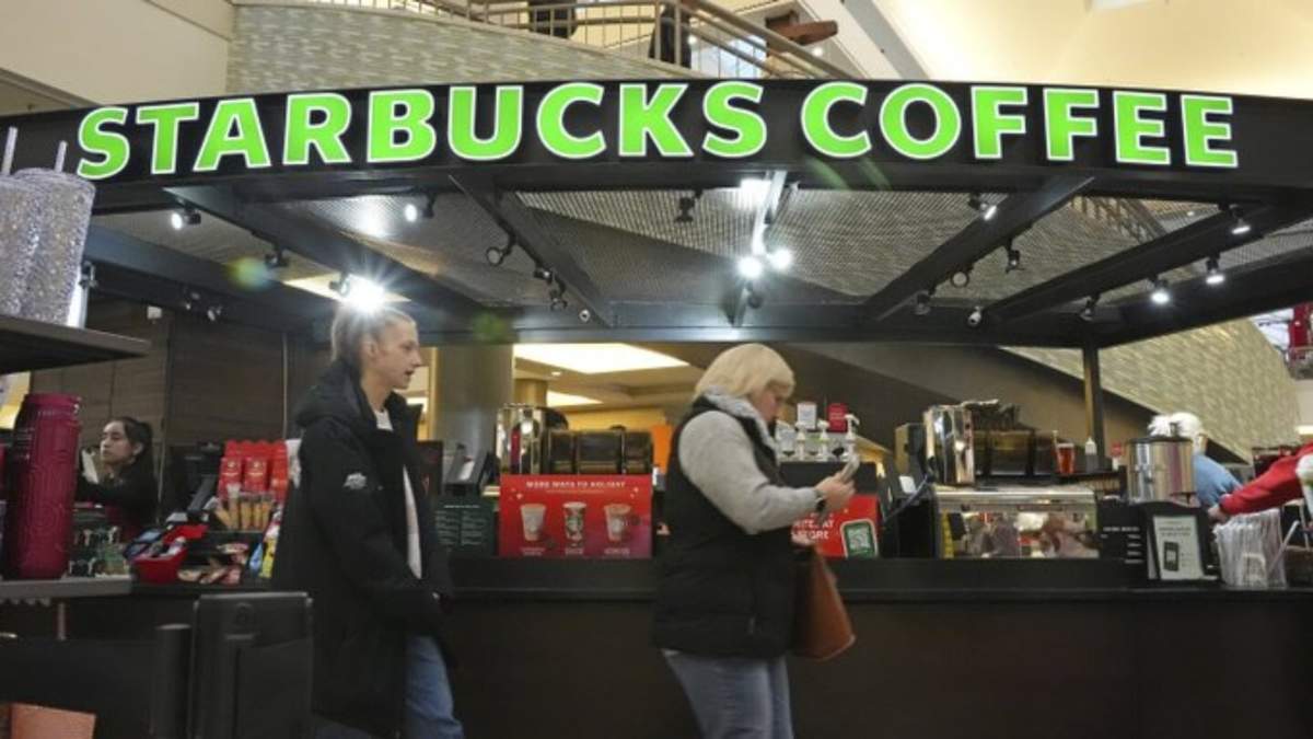 Compradores en la Walden Galleria, en Buffalo, Nueva York, pasan por delante de un puesto de Starbucks