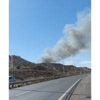 La ciudad de Centenario se cubrió de humo negro por un incendio en un centro de acopio de residuos en la meseta