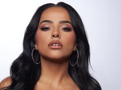 "¡Era transparente!": Becky G no se percató y olvidó la ropa interior ¡arriba y abajo!