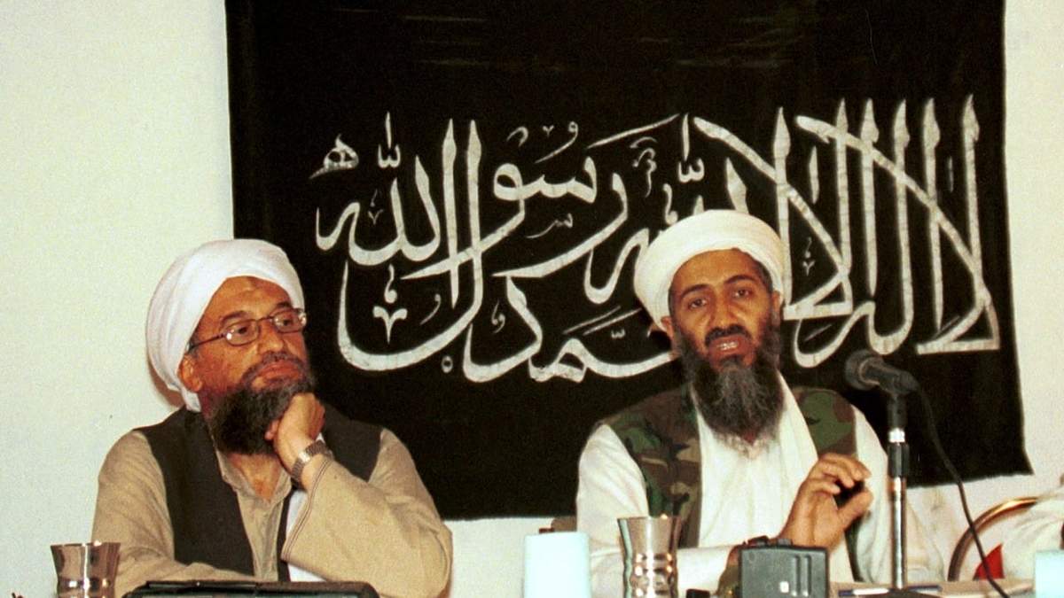 Ayman al-Zawahri y Osama bin Laden durante una conferencia de prensa en Khost, Afganistán
