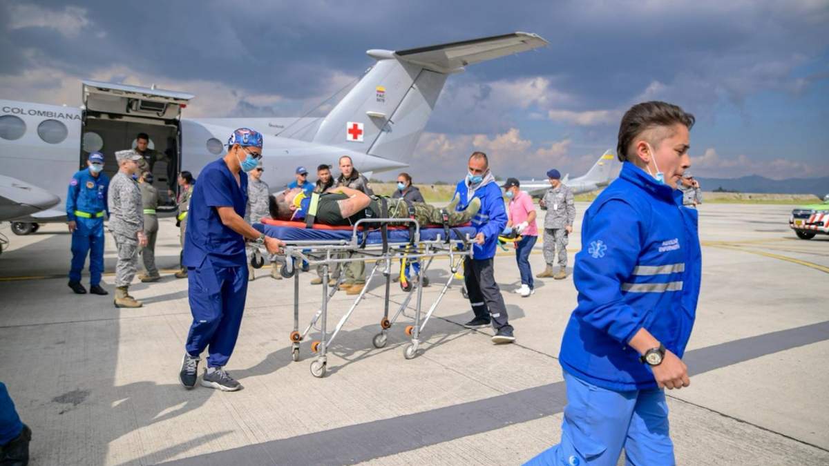 Un hombre herido en el choque de un avión de carga militar poco después del despegue en Puerto Leguízamo llega a una base militar para recibir tratamiento, en Bogotá, Colombia