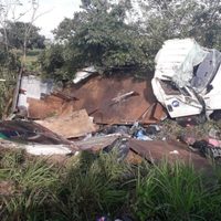 Camión con migrantes vuelca en Veracruz; un muerto