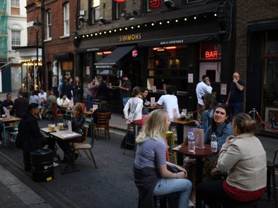 Abrupta vuelta atrás en Inglaterra: por el aumento de casos, endurecieron las medidas