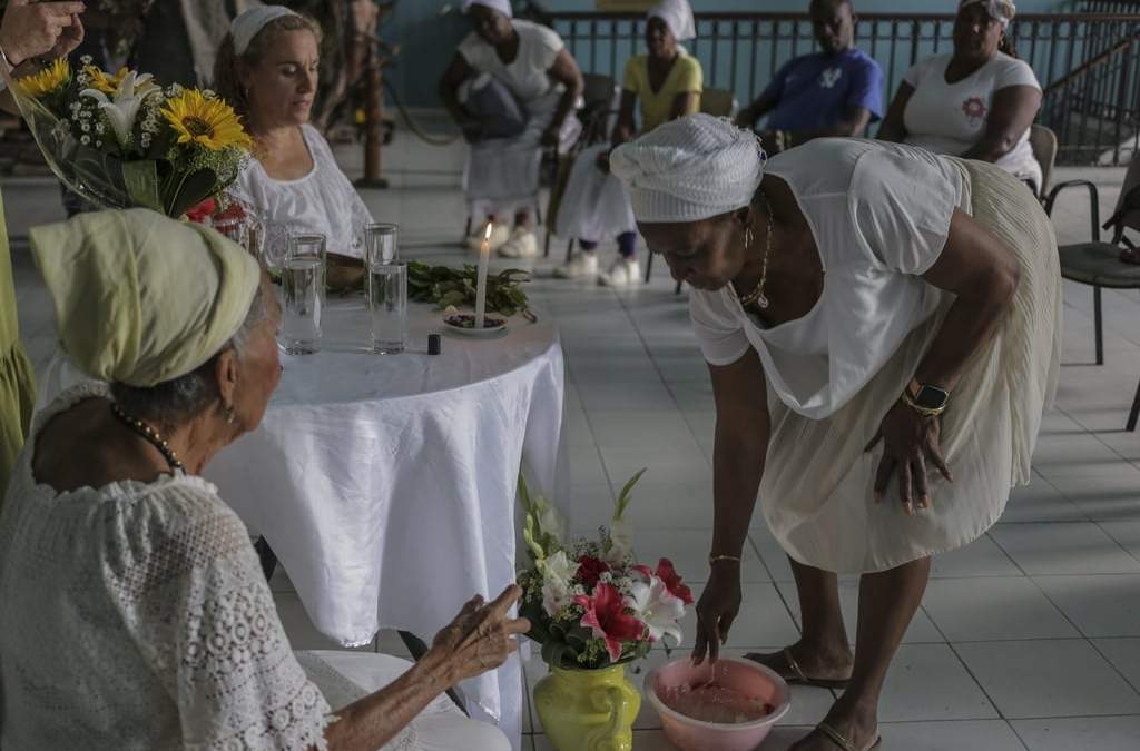 Santeras y feligreses de la tradición afrocubana realizan una celebración espiritual por la salud del papa Francisco en un salón de la Asociación Cultural Yoruba de Cuba, en La Habana, 1 de marzo de 2025