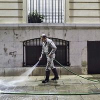 Encargados de edificios reclaman aumentos y bonos que no fueron pagados por una administradora