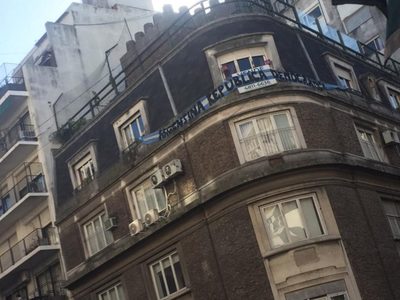 Marcha anticuarentena: un vecino de Cristina Kirchner le colgó una bandera en su casa