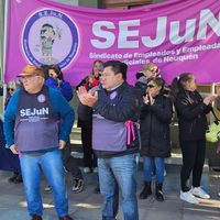 Jubilados judiciales reclamaron en Casa de Gobierno por la falta de pago de los bonos acordados