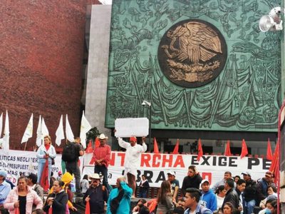Manifestantes que bloquean San Lázaro pelean entre ellos por dar acceso a coordinadores (Video)