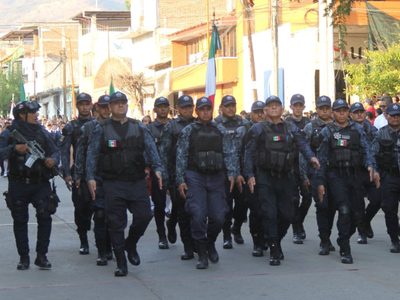 Detienen a tres policías municipales con armamento sin registro oficial en Michoacán