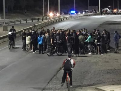 Protesta de vecinos de Parque Industrial ante la creciente inseguridad y falta de patrullaje en la zona.
