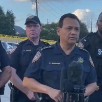 Hallan abandonados a tres hermanos y el cadáver de un cuarto en un departamento en Texas
