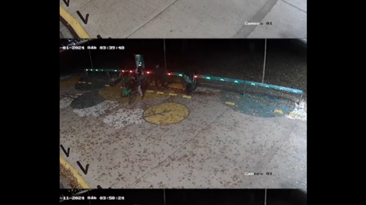 Captura videocámara. Momento en el que son arrancadas las bicicletas. Fuente: (Municipalidad de Neuquén)