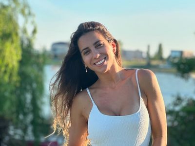 Off white y trendy: Cinthia Fernández logra un look playero con dos prendas indispensables