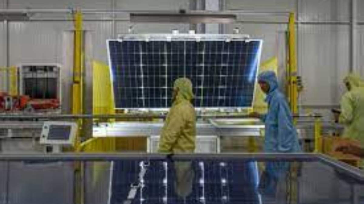Empleados trabajan en Adani New Industries Limited, una de las mayores fábricas de paneles y otras instalaciones solares en India, en la localidad de Mundra
