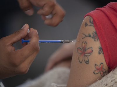 No vayan "crudos" a vacunarse, pide secretario de Salud de BC a jóvenes de 18 años