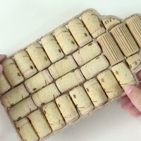 Con un frasco de vidrio que no uses y algunos corchos: creá este portavelas delicado y con toda la onda