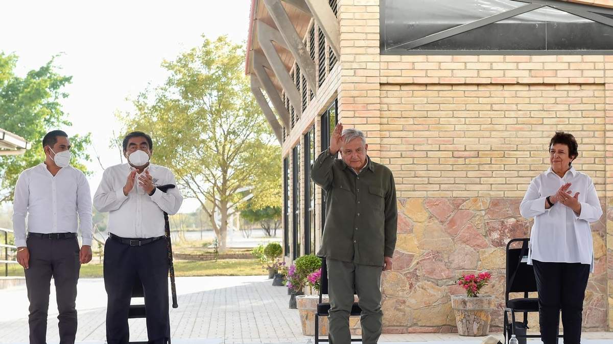 El presidente Andrés Manuel López Obrador acompañado del gobernador de Puebla, Miguel Barbosa