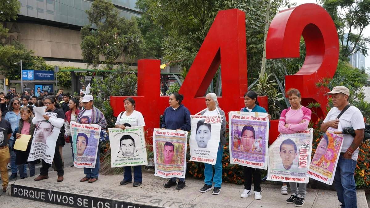 Deuda con familiares de normalistas