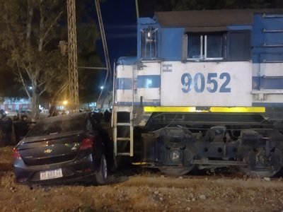 Un tren embistió a un automóvil que estaba sobre las vías