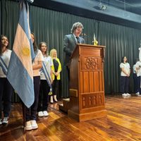 Anécdotas, economía y dos desmayos: así fue el discurso de Javier Milei en la escuela que estudió