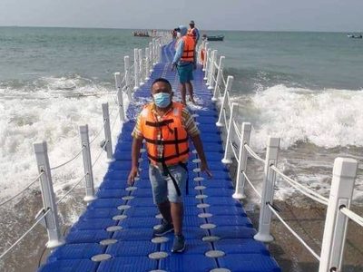 Instalan un muelle flotante y sustentable para disfrutar del mar en Perú