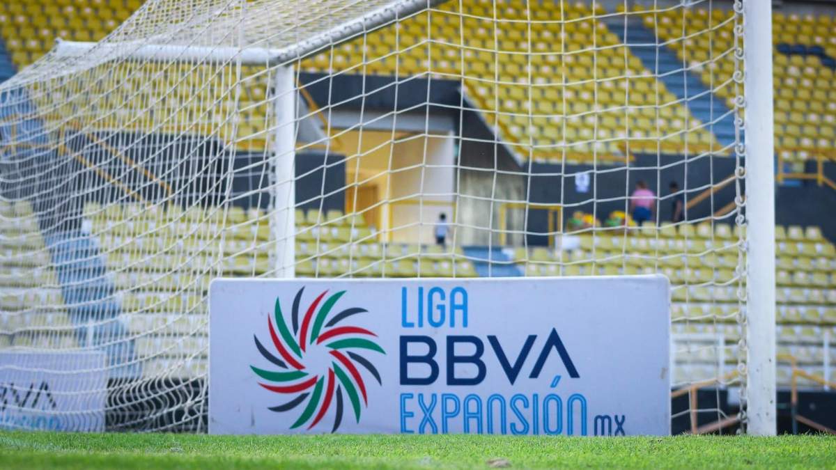 Letrero de la Liga Expansión MX en el estadio de Dorados de Sinaloa