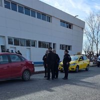 Un taxista agredió a un chofer de aplicación cuando tomaba pasaje en el aeropuerto